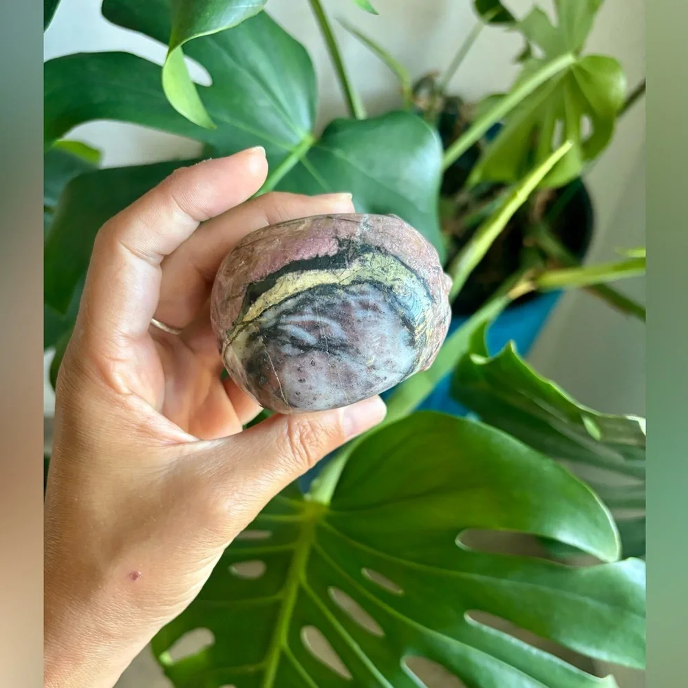 Rhodonite Skull Carving - Picture 4 of 5